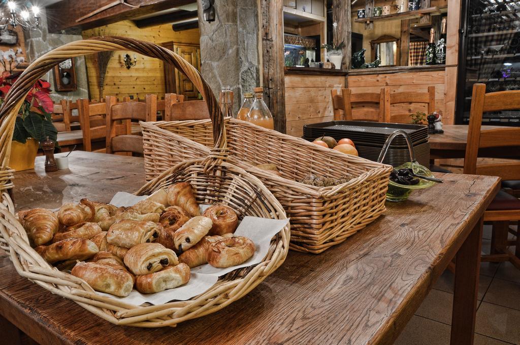 Logis Hotel Les Ancolies Areches Bagian luar foto