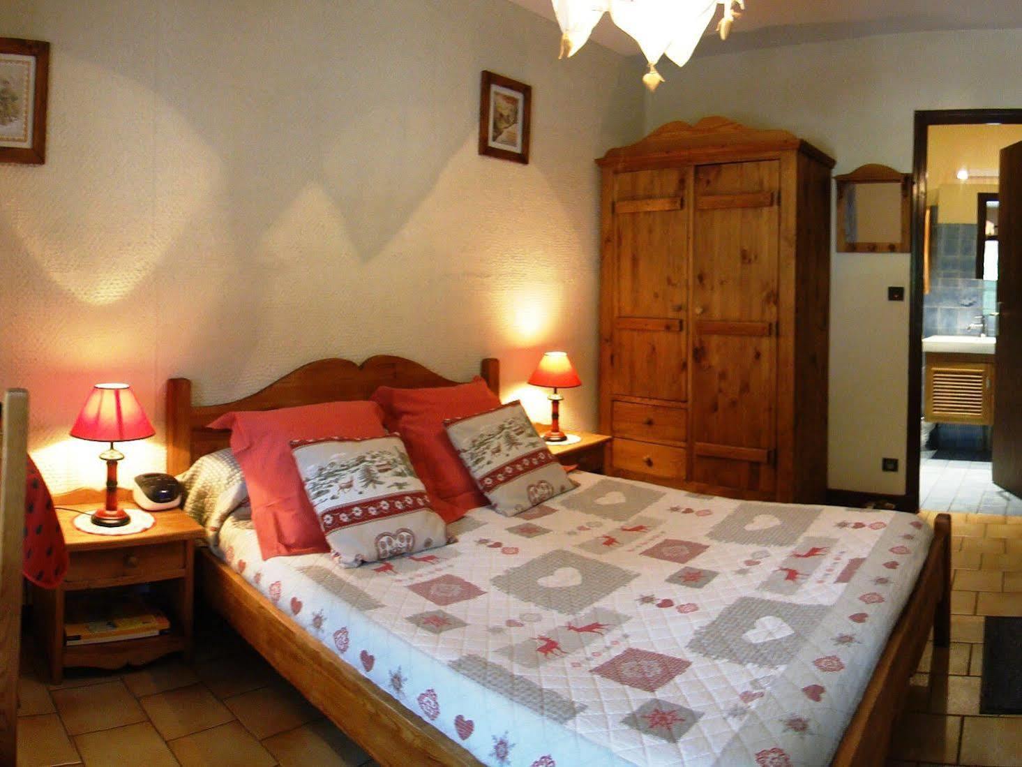 Logis Hotel Les Ancolies Areches Bagian luar foto