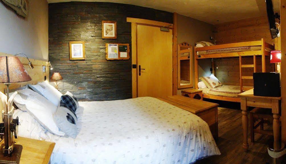 Logis Hotel Les Ancolies Areches Bagian luar foto