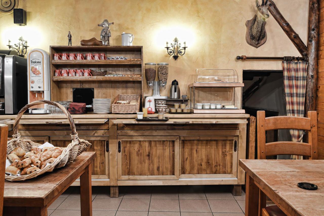 Logis Hotel Les Ancolies Areches Bagian luar foto